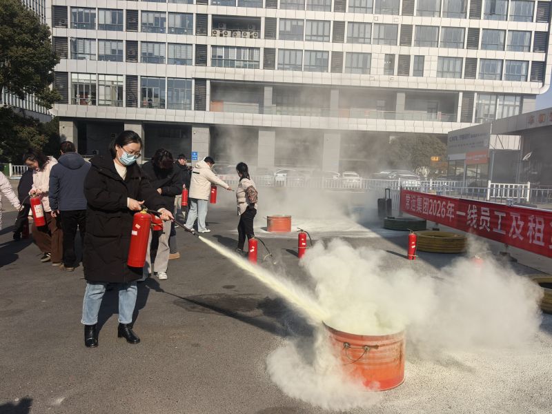 物產(chǎn)公司組織租賃戶及一線員工開(kāi)展消防實(shí)操演練
